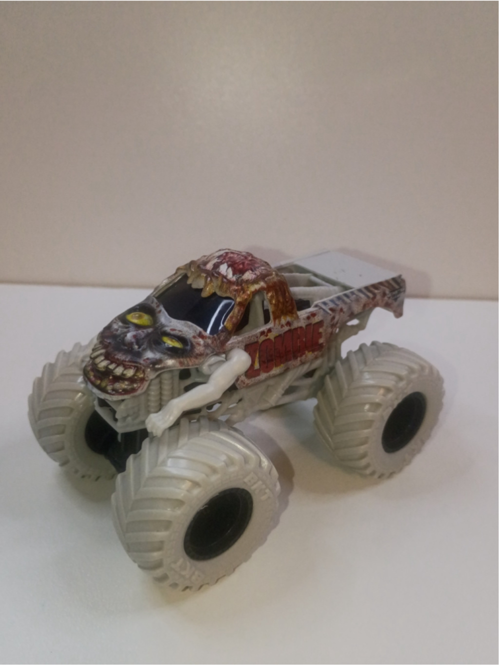 Monster Jam 1.64 scale zombie monster truck diecast